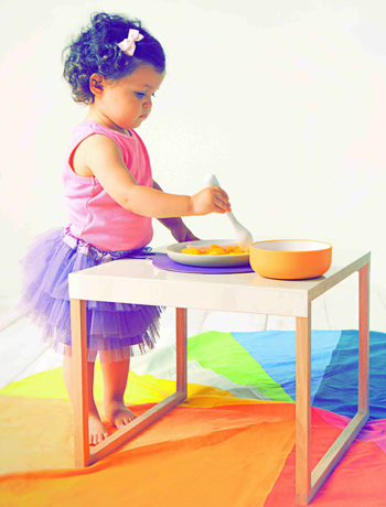 Foto de Lab. Suavinex. Ni�a comiento con cuchara